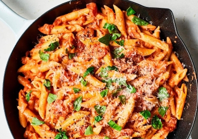 Penne com frango caipira, quiabo e pimentão