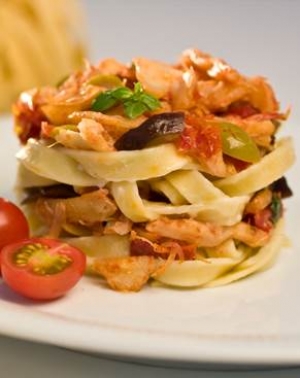 Macarrão com bacalhau, tomates cereja e manjericão