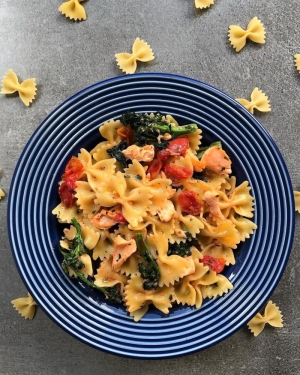 Confira opção nutritiva e saborosa de Farfalle com salmão, brócolis e tomatinhos