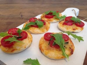 Mini pizza para fazer com os pequenos. Corre que ainda dá tempo!