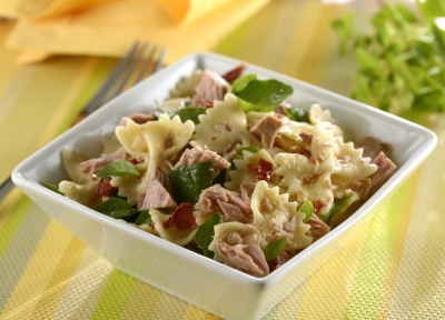 Salada de macarrão com atum, tomate seco e rúcula