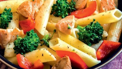 Que tal um Penne com brócolis e frango para o fim de semana?