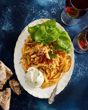 Penne com  pesto de tomate seco e burrata