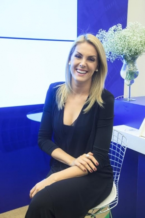 Ana Hickmann, simplesmente linda e cheia de charme, lança sua primeira coleção de moda