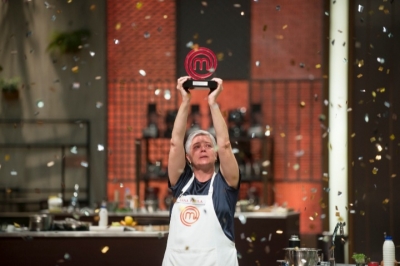 Anna Paula conquista troféu da grande final da 7ª temporada “MasterChef Brasil 2020”