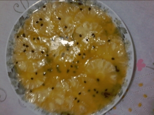 Carpaccio de Abacaxi com &quot;coulis&quot; de Maracujá