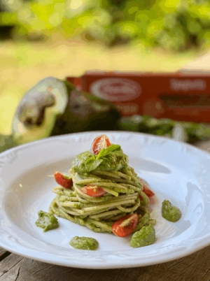 Aprenda a preparar o Spaghetti Integrale com pesto de abacate e rúcula by Alê Luglio